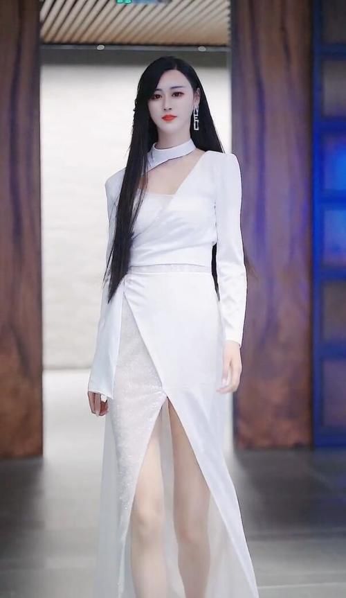美女 白色长裙穿搭,仙气飘飘展现时尚魅力,端庄大气!