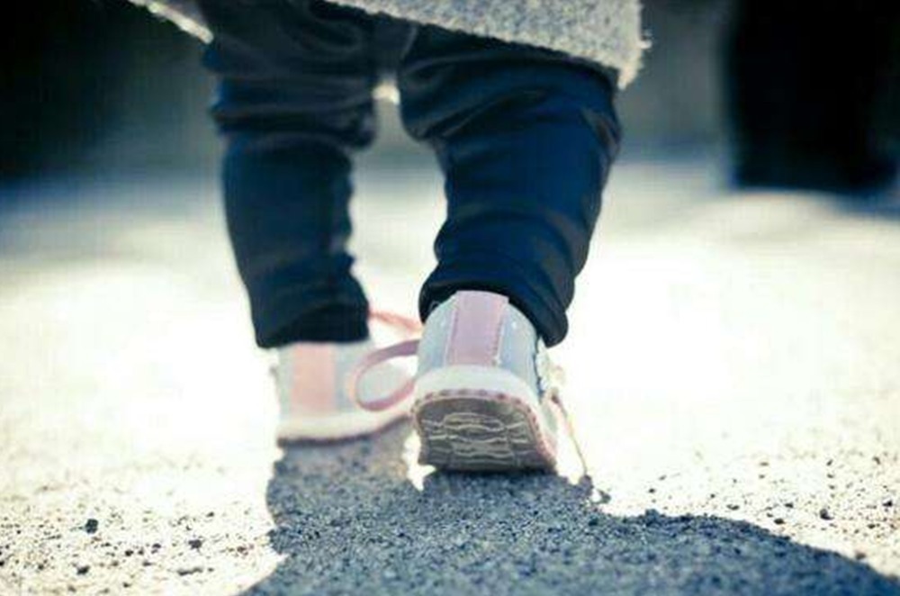 鞋子|4岁宝宝双脚变形,只因长时间穿这种鞋子,父母别不当回事