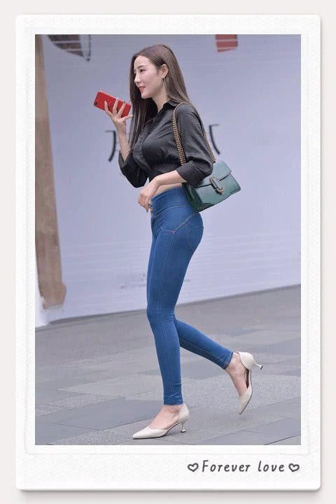 身材 紧身牛仔裤装扮时尚简单,大方又显气质和个性,展现你的好身材!
