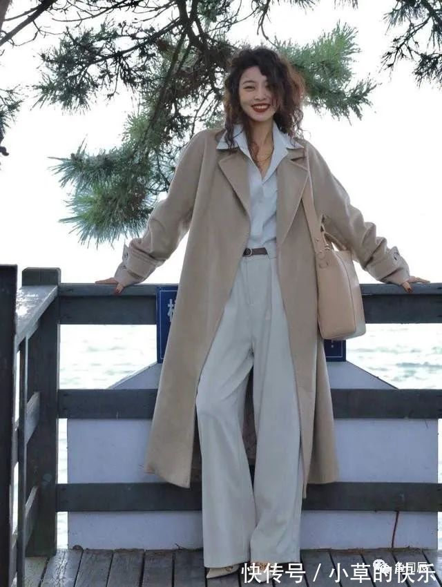 半身裙 秋冬流行的米色款式大衣,搭配上半身裙或阔腿裤,优雅又大方