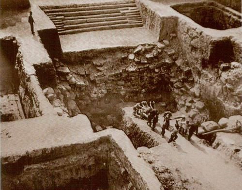 出土|农民取土踩出一个大窟窿,出土一件罕见“桌子”,修复后震撼世界