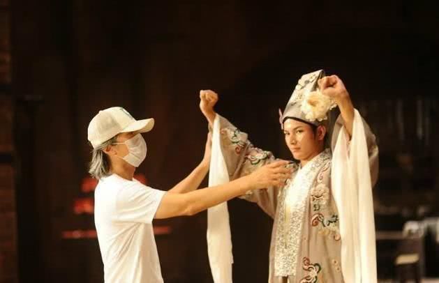 原本是剧组打杂的,星爷无意中看到他让他临时客串,成为了该片经典角色之一