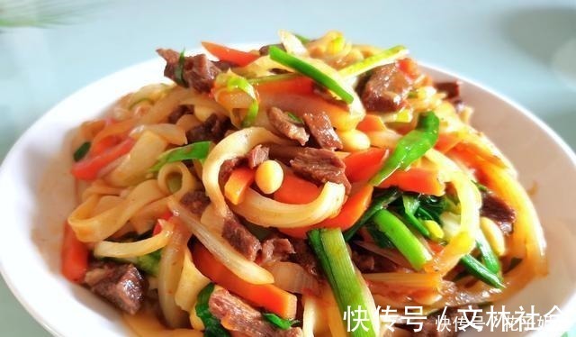 两口子周末这样吃午晚餐,不丰盛却舒心暖胃,网友简单的幸福