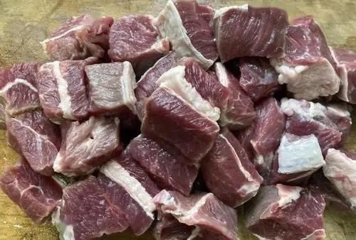 土豆去皮放案板上切成块，鲜香入味，好吃到汤都不剩