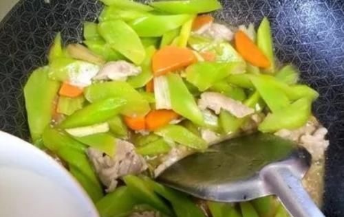 这菜被称为天然“护眼菜”，每天炒一盘，视力好了，双眼明亮了