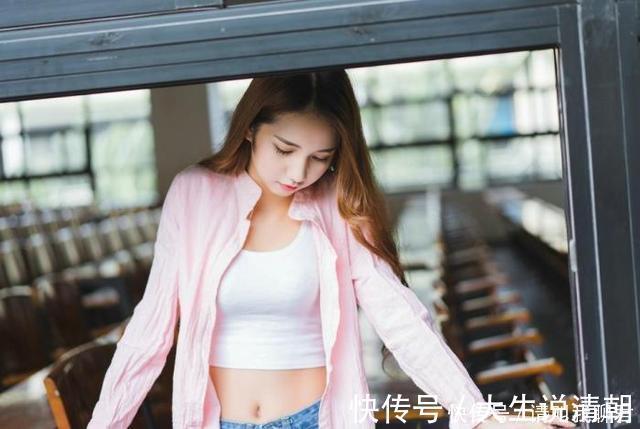 背心 白色背心搭配牛仔短裤,干净利落,俏皮可爱