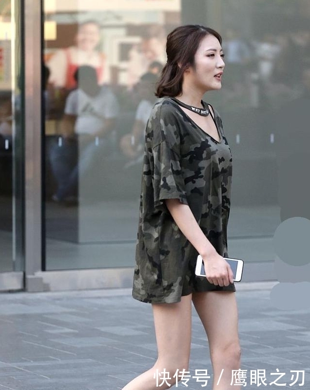 靓丽|街拍:两个时尚小姐姐,穿短裤秀出白皙长腿,青春靓丽,楚楚动人