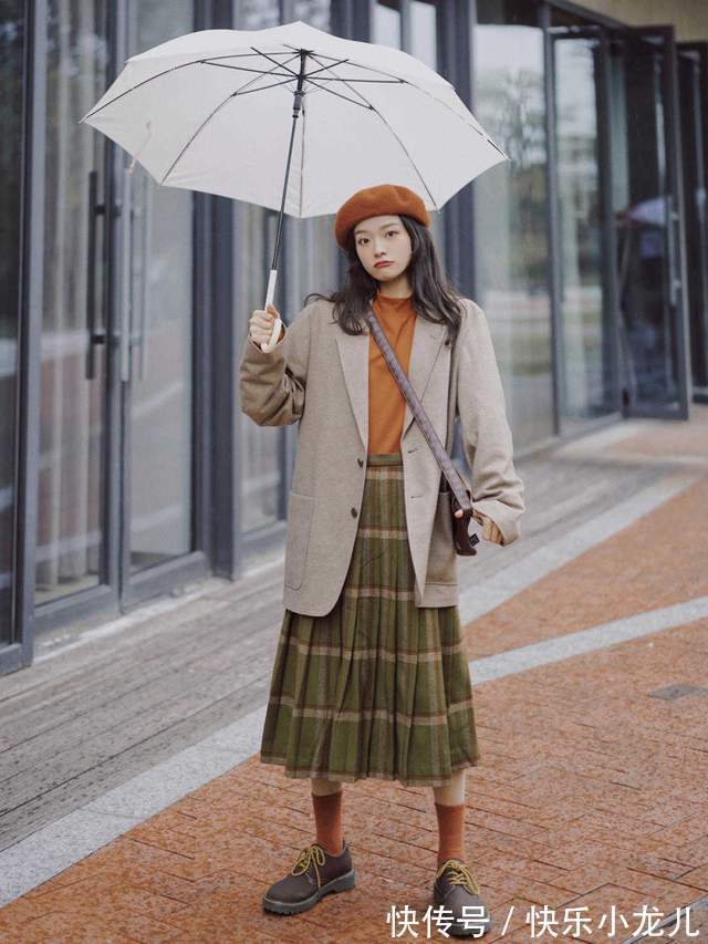 裤子|秋天太适合穿大地色了，大衣搭配直筒裤气质又高级，太喜欢了