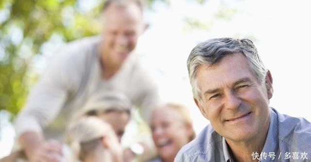 美国研究:长寿关键因素,与烟酒无关,也不是运动,就简单2个字