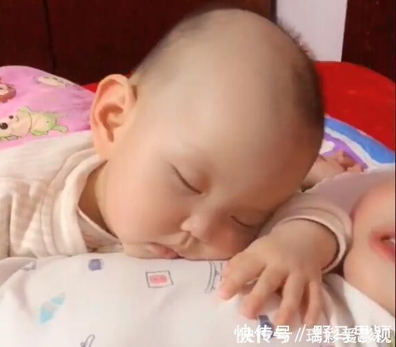 哥哥|妈妈上趟厕所,进屋看到2个娃瞬间眼红:这才是世上最美的画面