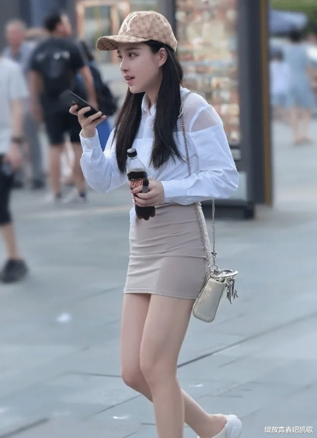 长相出众|美女街拍:时尚又别致的长袖衬衣, 搭配卡其色半身裙, 穿出满满的气质美