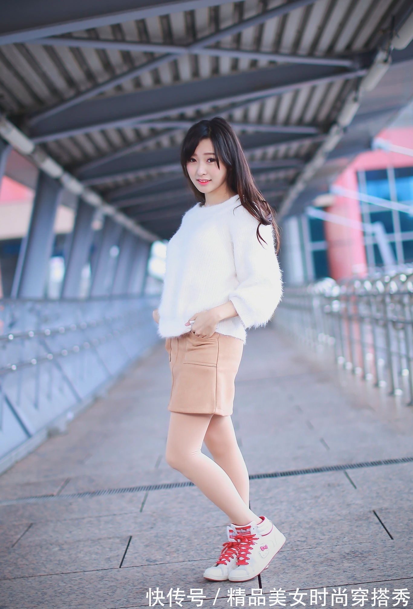 展示|美女身着米色西服短裙,搭配出精致的造型,展示出女人柔和的美
