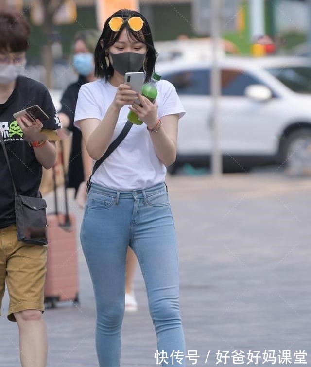 短袖 简约牛仔裤搭配白色短袖，个性十足，给您低调日常的时尚感！