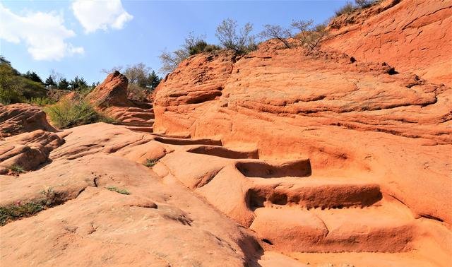 它是宁夏最大的石窟群，香火鼎盛1500多年，门票45块钱，游客很少