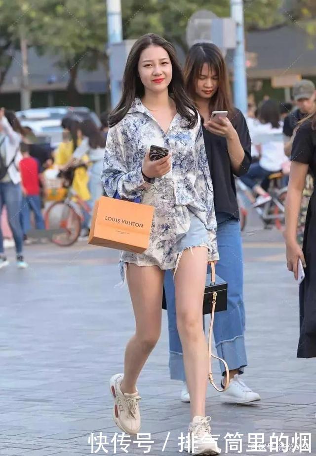 十足|小姐姐青春感十足,蓝色印花衬衫配浅蓝裤子,个性时尚