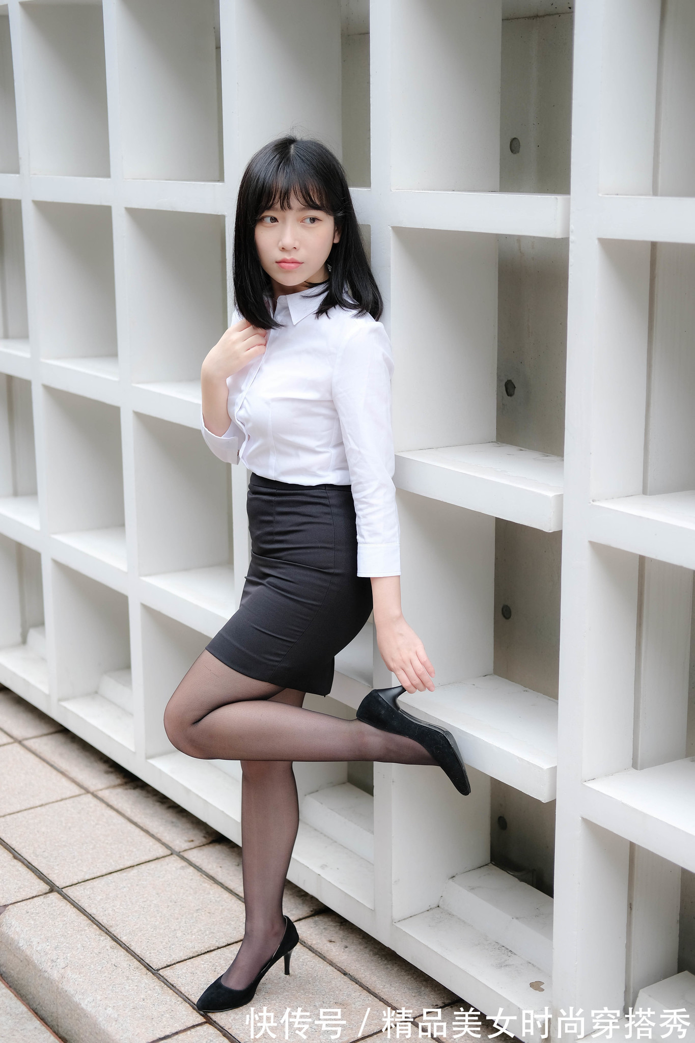 高腰|经典的白色衬衫，搭配高腰的黑色短裙，经典的黑白搭配简约时尚