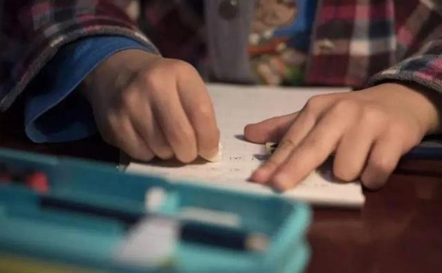 写作业|“狂野女孩”火了,因通宵写作业,第2天发型成亮点,好笑又心疼