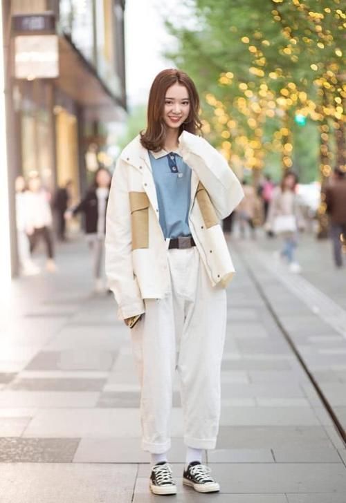 路人街拍，清爽的白色上衣搭配休闲裤，美丽大方