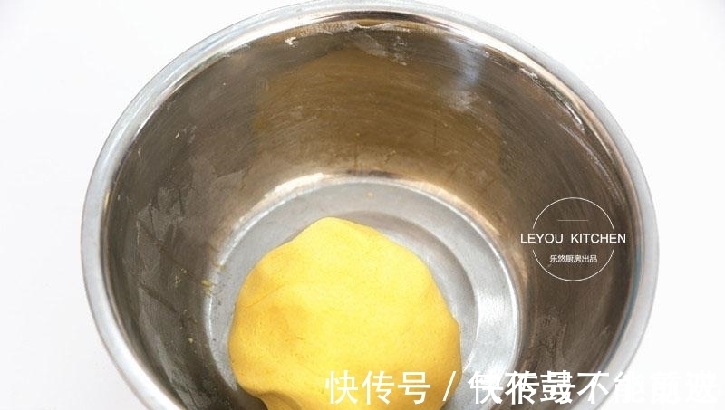 南瓜泥|软软糯糯的小点心,蒸熟就行,好吃不上火,新年端上桌秒光