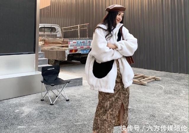 羽绒服|羽绒服穿腻了?试试这件短款羊羔毛外套,配这3种下装,更时髦!