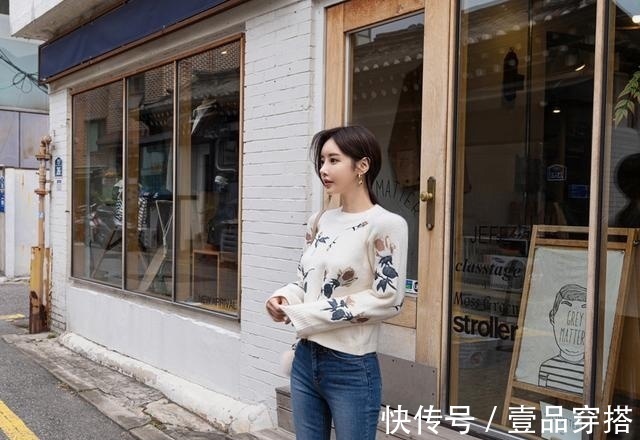 秋叶|女神孙允珠高清时尚搭配：秋冬针织秋叶图案修身白色圆领毛衣