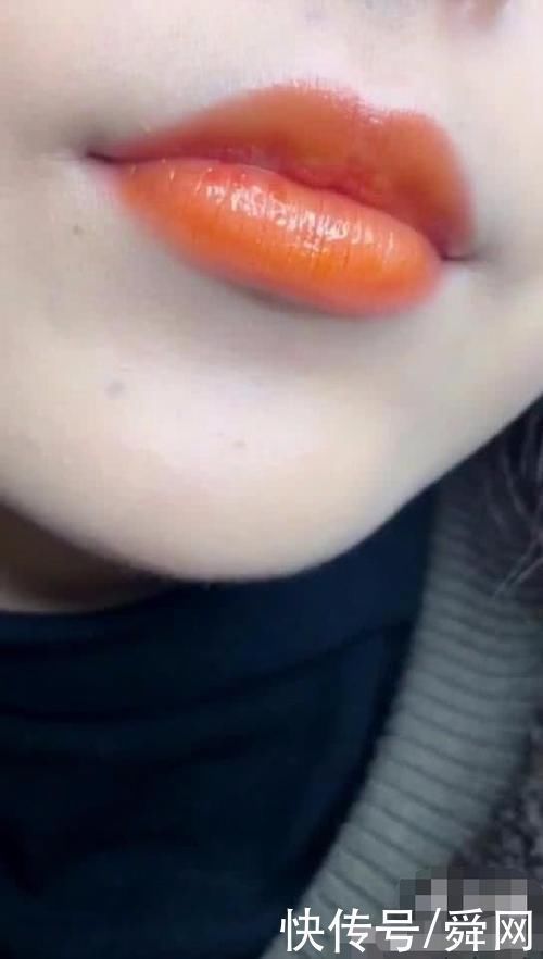小姐姐 小姐姐觉得老干妈能当口红用,挑战一下老干妈的试色,上嘴瞬间她“火了”
