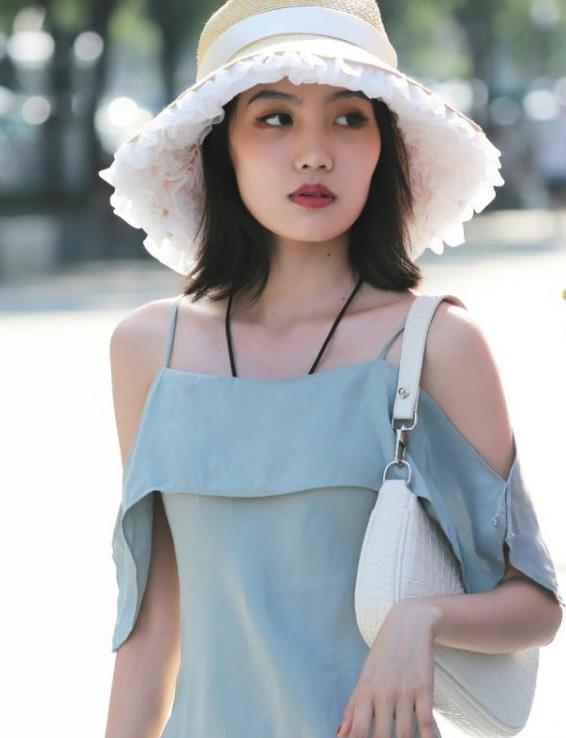 皮肤|街拍:皮肤白皙的美女,针织上衣配黑色休闲裤,青春靓丽