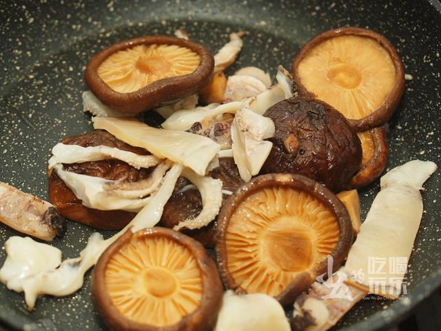 跟着张新民老师学做菜,香菇墨鱼焖鸡肉,香浓入味好下饭