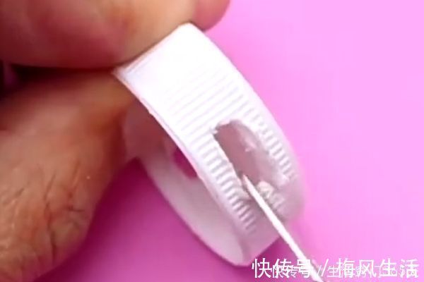 塑料瓶盖上插2根筷子，解决了家家户户的大难题，学会受用一生！