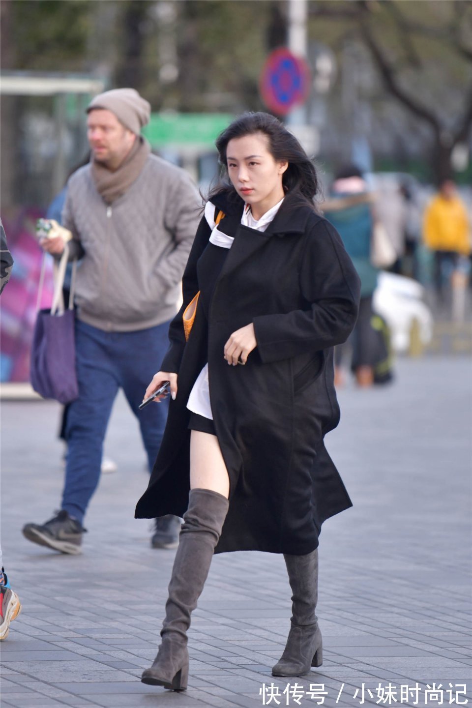 有色彩 有一种冬季穿搭很火,过膝靴搭配过膝风衣,时尚又高级
