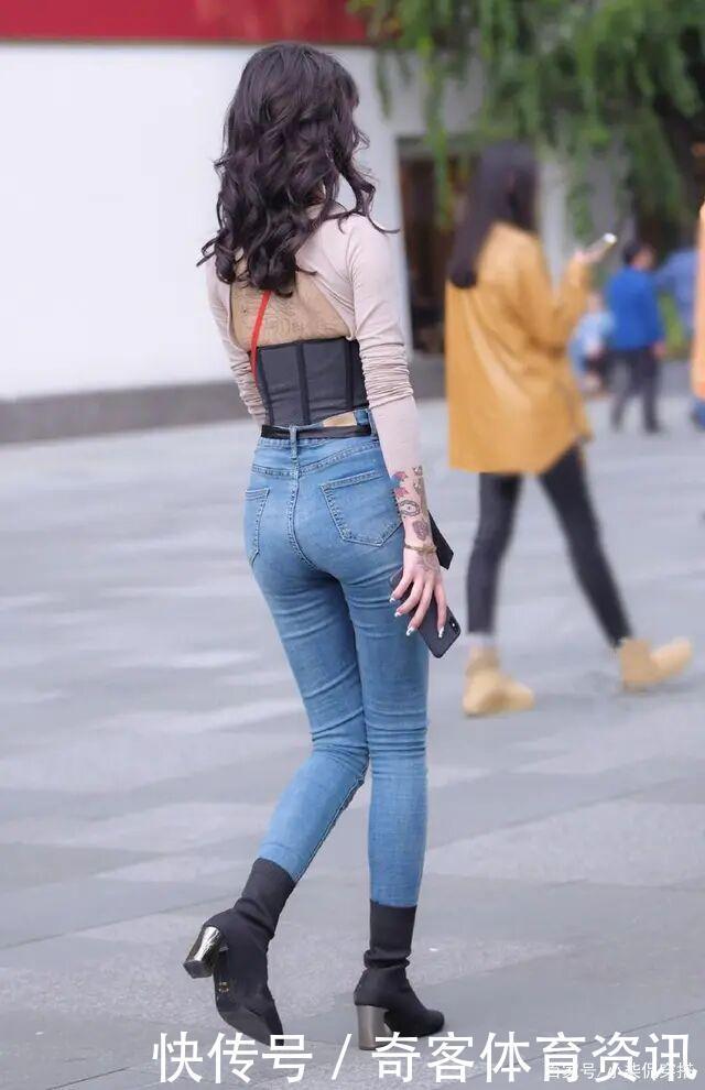 今夏“火”了一套新穿搭,牛仔裤+筒靴,怎么看都很时髦!