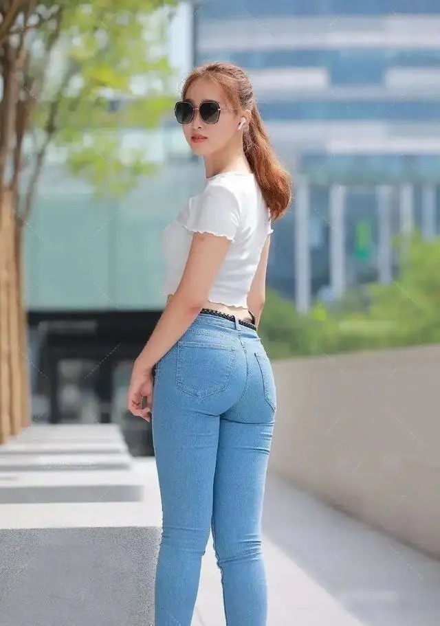 打底裤 牛仔打底裤搭配时尚甜美上衣,修长且显瘦,偏复古穿搭