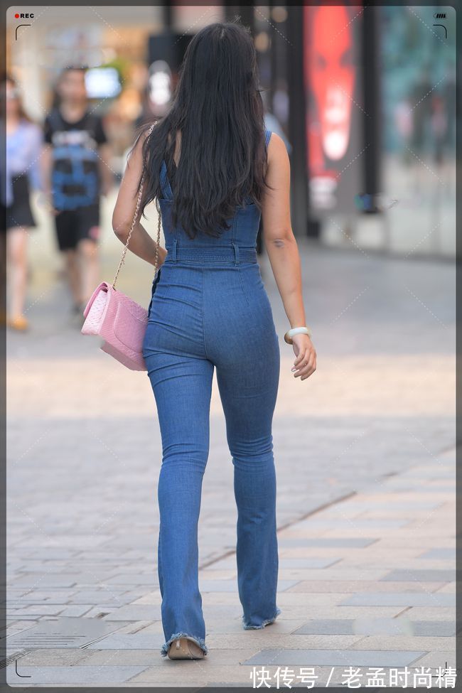 小蛮腰 街拍美女:牛仔连体裤,洋气时髦百搭,轻松解决你不会搭配的问题