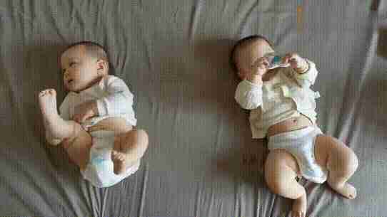 淘气包|宝宝“蹬腿”很有趣,但通过小动作传递出的信号,家长了解几个?