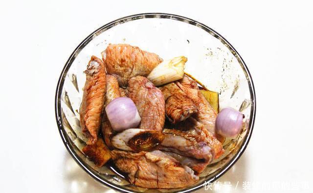 外焦里嫩|鸡翅此样做,外焦里嫩,冒着油花,比外面买的还好吃