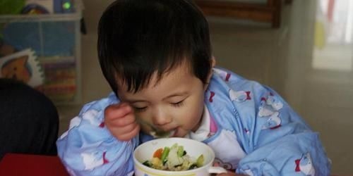 乳牙|8岁男童长出“双排牙”,被拔掉时疼哭了,得知原因后奶奶崩溃