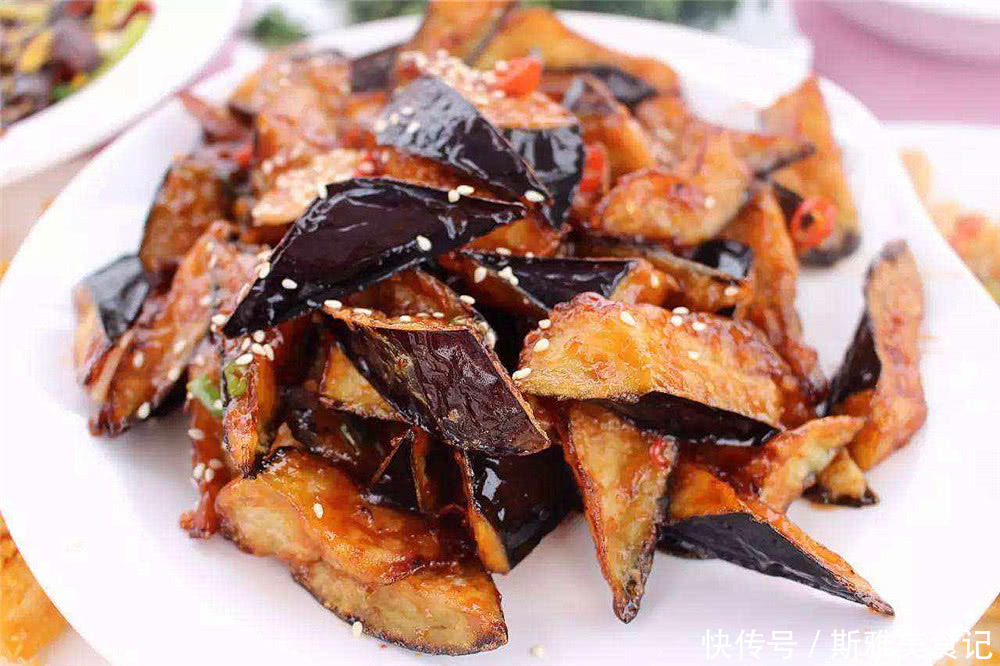 老爹|老爹教我炒茄子技巧不加水只加它,茄子红润鲜亮,绵软入味