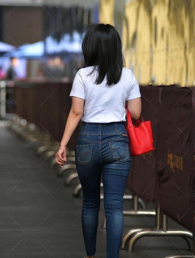 搭配 白t恤搭配牛仔裤，简洁大气，配上红色大手包，时尚大方！