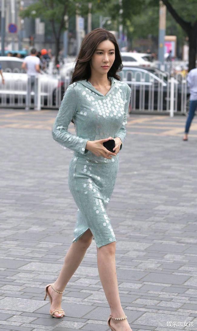 街拍美女：亮片连衣裙搭配高跟凉鞋，让美女成为街头最耀眼的明星
