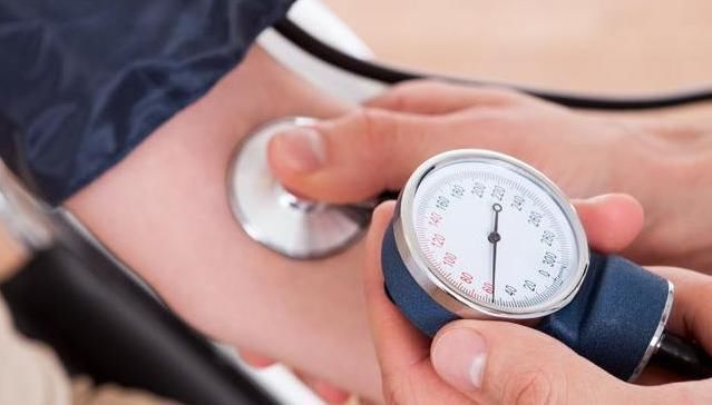 运动|患有高血压，别只顾着吃药，5个错误习惯不改，血压想降也难