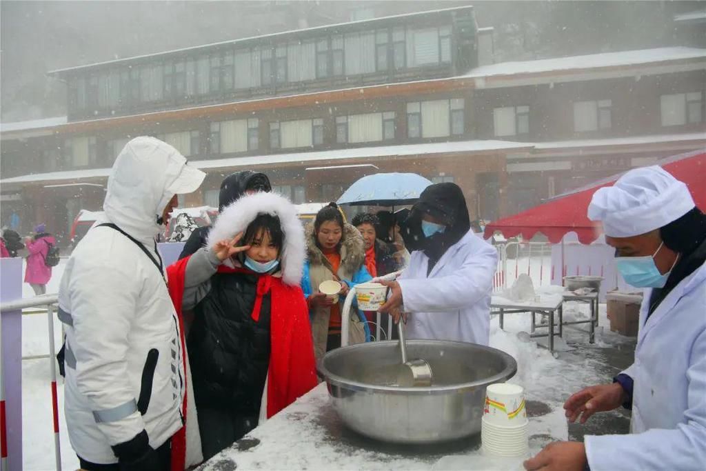 人心|除雪送姜汤，寒冬暖人心