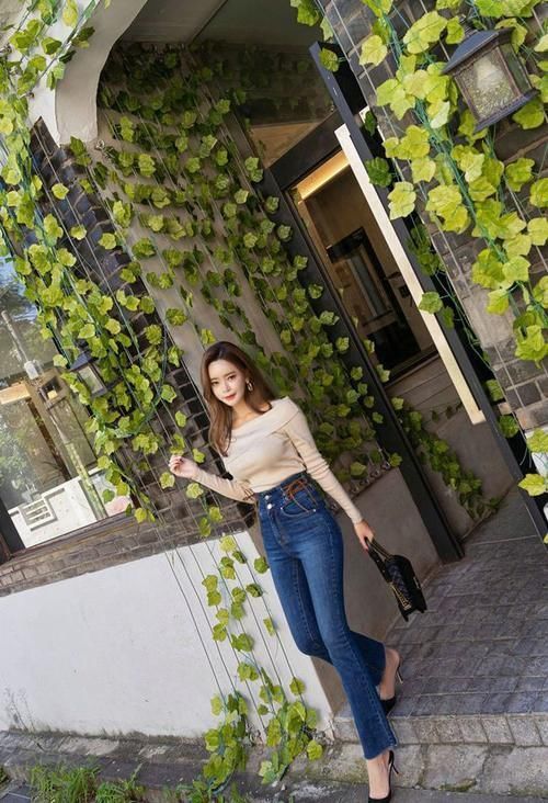 性感 美女身穿紧身牛仔裤,搭配咖色小吊带,性感十足!