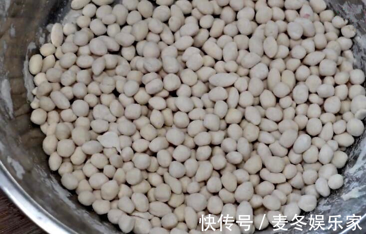 做疙瘩汤时，不要直接搅疙瘩，教你2个技巧，疙瘩又小又圆，好看