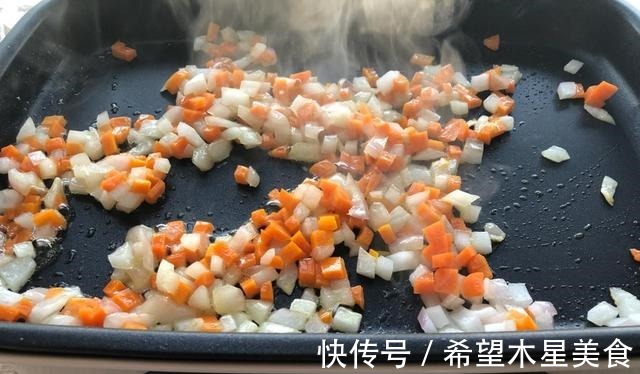 好吃|鸡肉做成丸子，简单煎一煎，外酥里软，一口一个真好吃！