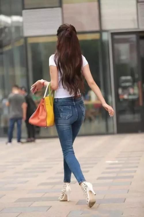 时尚|高挑小姐姐，搭配白色体恤和紧身牛仔裤，时尚又好看