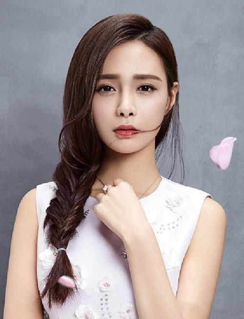 气质|冬天再懒也不要散着头发了,有静电!试试这几款扎发,气质又迷人