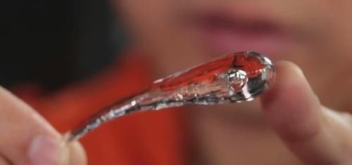 不碎|子弹都打不碎的玻璃,为何一个小孩就能把它捏碎原理很简单