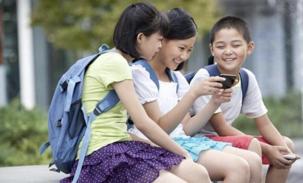 早恋|小学生网恋奔现照走红,引起网友共鸣:好像看到了以前的自己