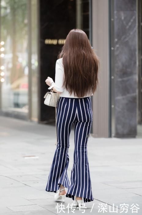 气质出众的小姐姐,白上衣搭配条纹喇叭裤,凸显淑女气质