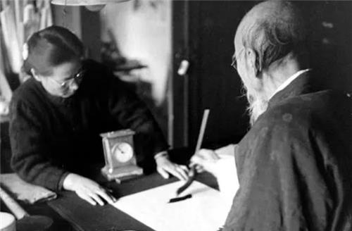 松柏高立图|他画两只鹰,一只卖9890万,一只却卖4.25亿,你看配字写的什么?